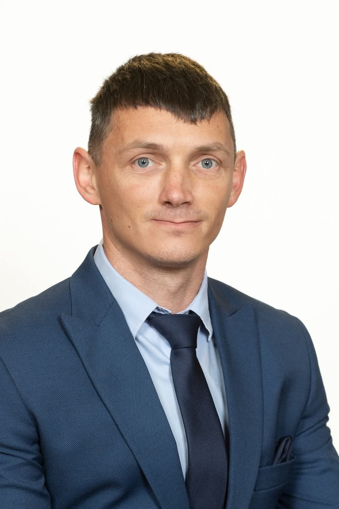 Ce poate rezulta când se votează de-a valma, fără a folosi creierul? Pintea Paul Ciprian este senator POT. „Suveranistul” este din Sălaj, are 8 clase și două dosare penale