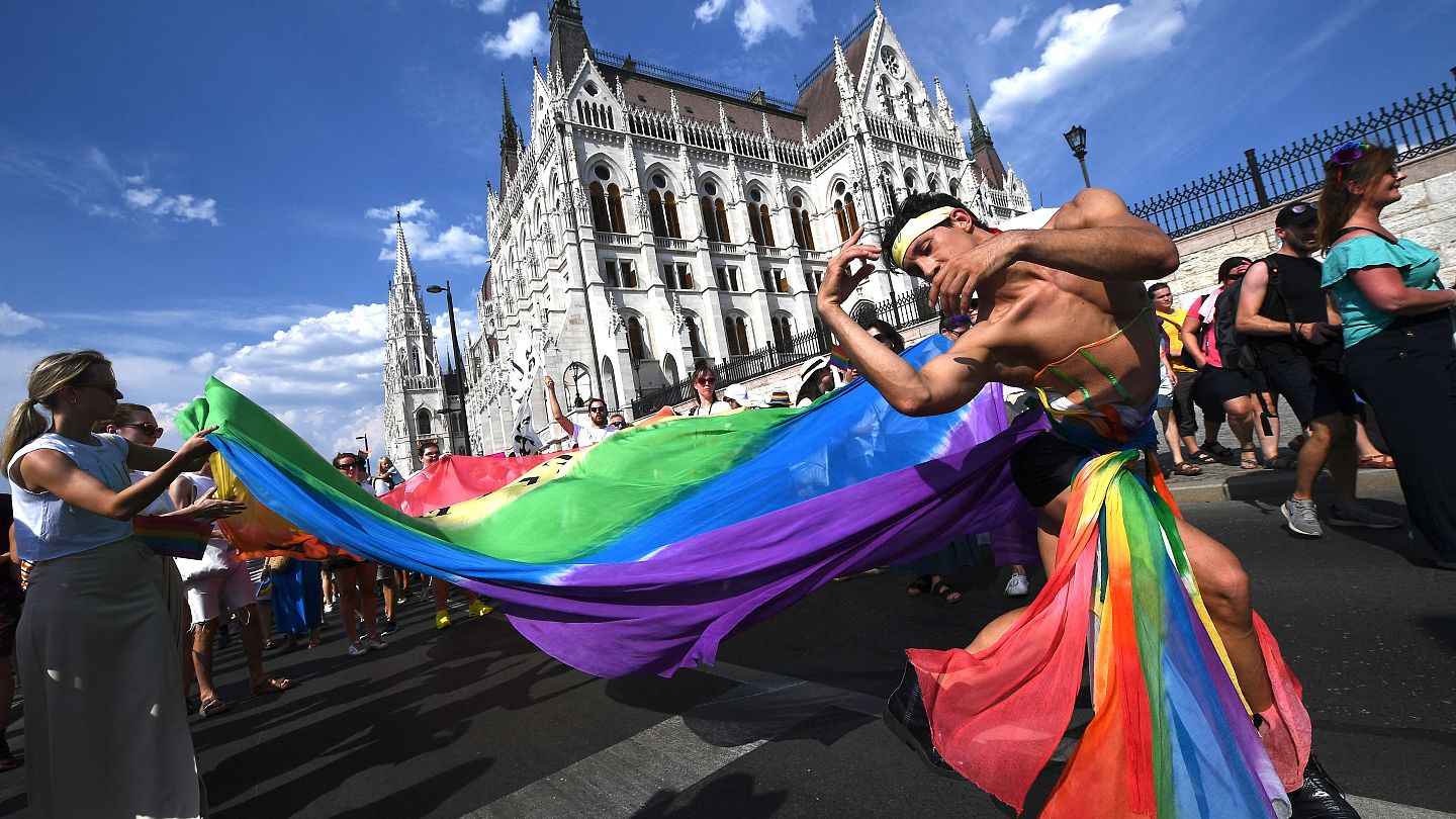 Reuters : Mii de maghiari au protestat marţi la Budapesta împotriva unei legi care vizează interzicerea marşului anual Pride de către grupurile LGBTQ+