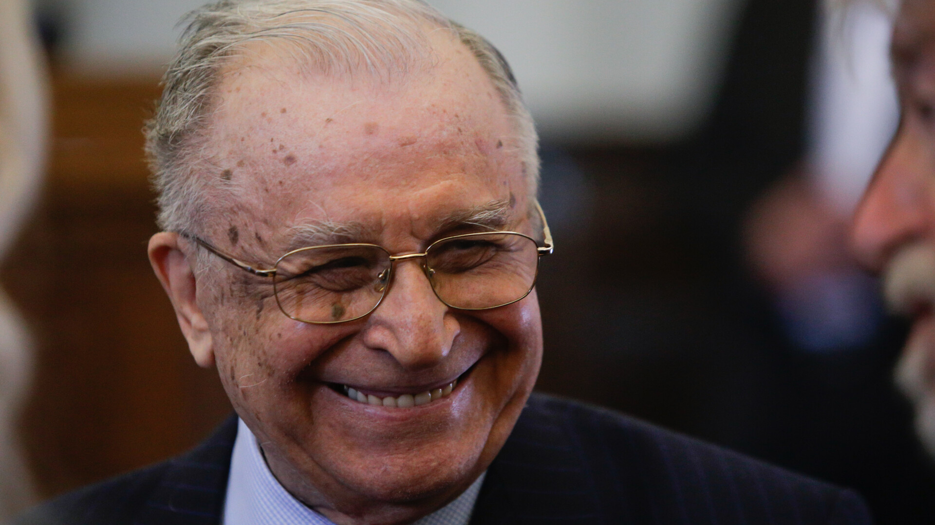 Expert: Doar 1.000 de oameni la sicriul lui Iliescu. Doar şefii PSD au crezut că e inteligent să se asocieze cu un mort politic