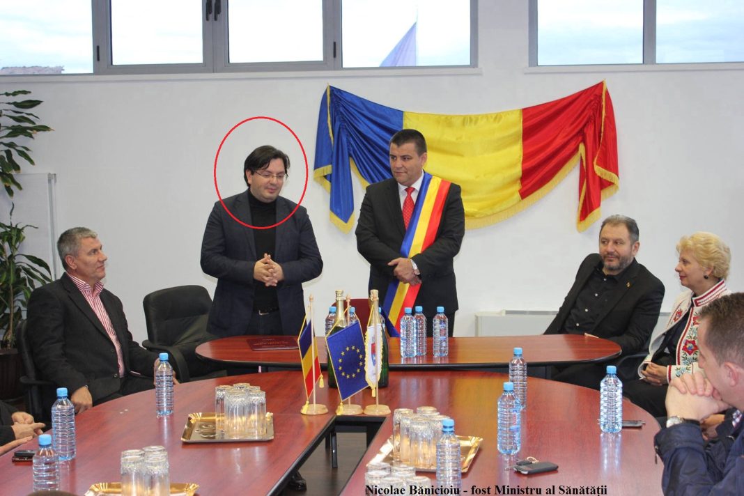 În poza Bănicioiu sub privirile pline de venerație ale colegilor miniștrii Pană și Deneș